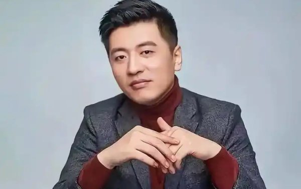 配资搜 张雪峰回应文科生不考公只能干销售上热搜！